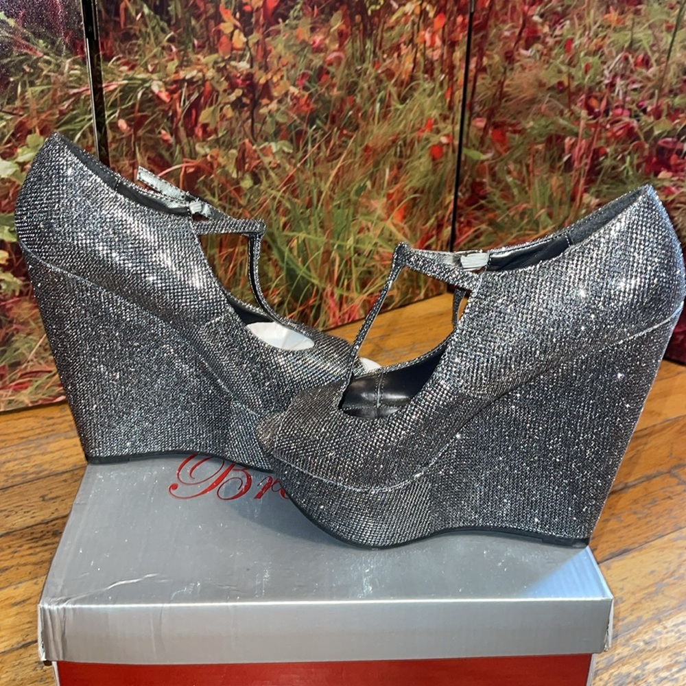 NWT Breckelle’s Silver Platform Wedges Size 7.5 - Picture 5 of 6